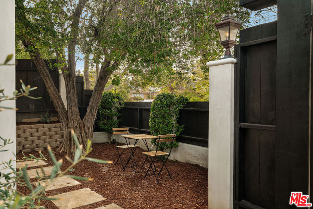 20212 Oxnard Street, Woodland Hills CA: https://media.crmls.org/mediaz/661e13e9-bfb5-4b9d-9005-a1acba072180.jpg