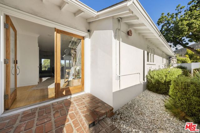 3411 Tareco Drive, Los Angeles CA: https://media.crmls.org/mediaz/661e2dd0-312a-436e-9002-9691715a5fdb.jpg