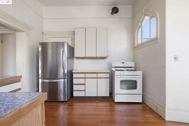 102 Hamilton Pl, Oakland CA: https://media.crmls.org/mediaz/661ef269-4055-4ddf-91e4-655ad426754a.jpg