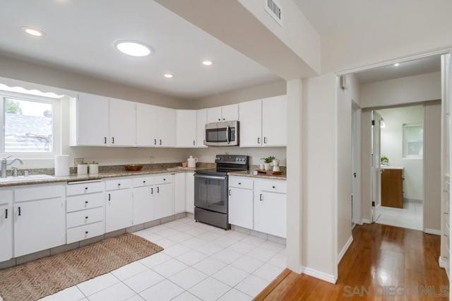 309 11 E Ave, Coronado CA: https://media.crmls.org/mediaz/661f07a2-9adc-461c-824a-4e0ec931e148.jpg