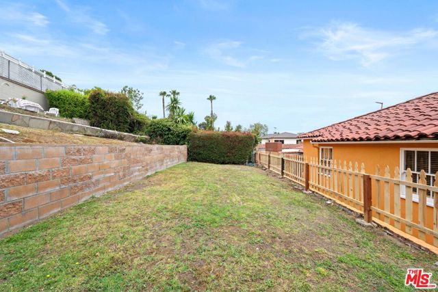 3715 Homeland Drive, View Park CA: https://media.crmls.org/mediaz/661f8951-9851-4aba-8b59-9a8f1154ab13.jpg