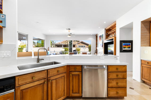 78210 Gray Hawk Drive, Palm Desert CA: https://media.crmls.org/mediaz/6620591f-f561-4c13-a68e-b1660897f02a.jpg