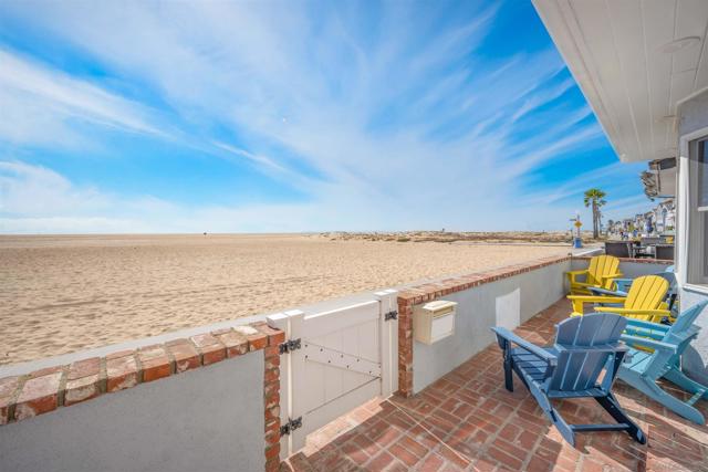 206 E E Oceanfront, Newport Beach CA: https://media.crmls.org/mediaz/66207028-e111-47aa-ab81-da8f770537ff.jpg