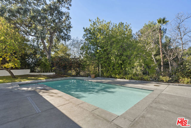 3217 Hutton Drive, Beverly Hills CA: https://media.crmls.org/mediaz/66209335-11ee-467d-bd63-e687f5978d78.jpg
