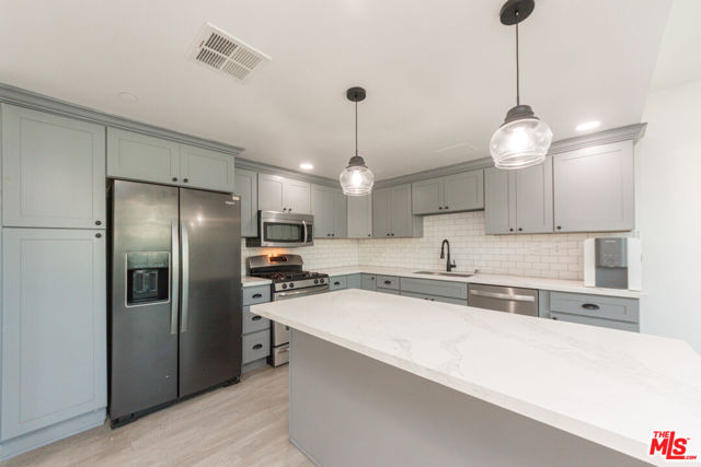 332 S Oxford Avenue, Los Angeles CA: https://media.crmls.org/mediaz/6620a88d-e223-4a5f-a714-4967dcfc4cb8.jpg