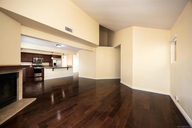 4122 Alabar Way, Oceanside CA: https://media.crmls.org/mediaz/66211c0f-87d2-4966-8bd1-ae9821bf7d2e.jpg