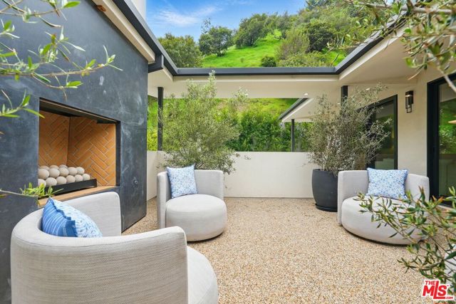 913 913 1/2 N Beverly Glen Boulevard, Bel Air CA: https://media.crmls.org/mediaz/662238ec-2975-469f-bb54-9a3b1a27dc31.jpg