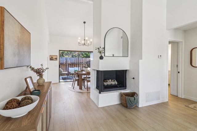 Detail Gallery Image 4 of 36 For 737 Nob Cir, Vista,  CA 92084 - 2 Beds | 2 Baths