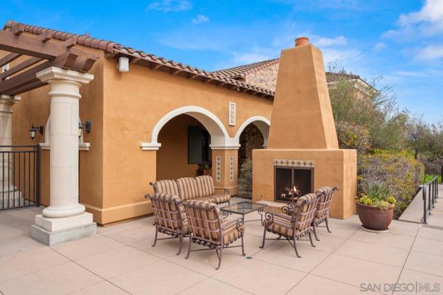 2788 Villas Way, San Diego CA: https://media.crmls.org/mediaz/66228e7e-0922-4584-b623-53ff37c6129c.jpg