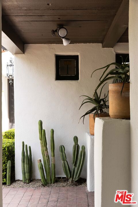 1012 Superba Avenue, Venice CA: https://media.crmls.org/mediaz/66244a46-9096-4009-a0d8-6778a999a046.jpg