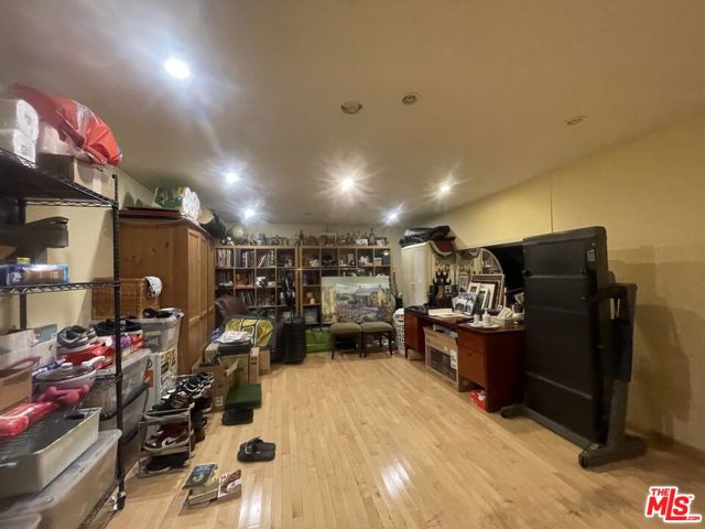 2223 Montrose Avenue, Montrose CA: https://media.crmls.org/mediaz/6624c376-bc40-412b-87fd-e7b622af4074.jpg