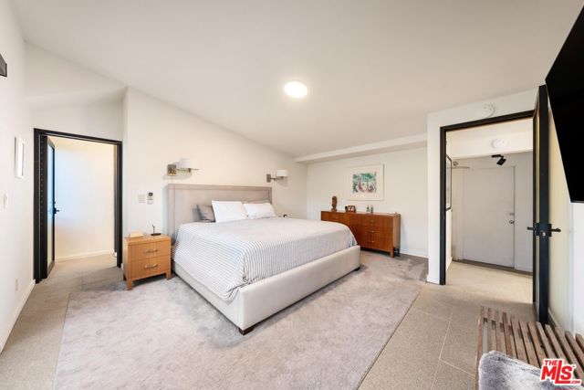 2718 Claray Drive, Los Angeles CA: https://media.crmls.org/mediaz/6625f730-693e-47ec-8379-f630764ef5ab.jpg