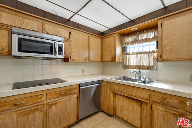 3825 Edgehill Drive, Los Angeles CA: https://media.crmls.org/mediaz/662620ce-a5cd-4596-a14c-1c115fbcb2d7.jpg