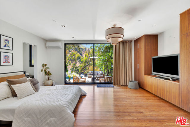 2020 Wattles Drive, Los Angeles CA: https://media.crmls.org/mediaz/6626bb18-b045-4f1d-9e3b-736200210727.jpg
