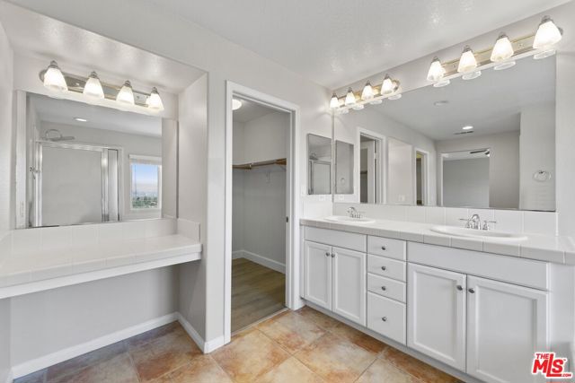 19723 Ellis Henry Court, Santa Clarita CA: https://media.crmls.org/mediaz/66274b86-3682-4b20-9c7e-94eae03e3af8.jpg