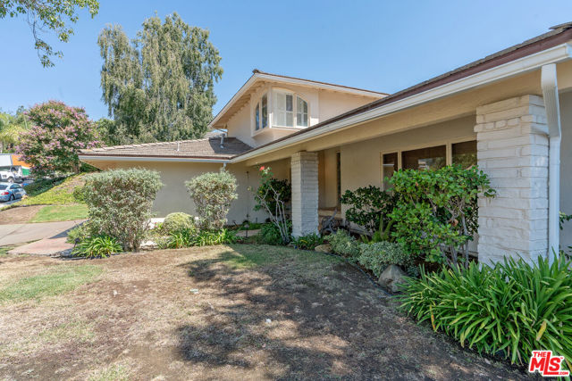 1943 Stonesgate Street, Westlake Village CA: https://media.crmls.org/mediaz/6627c4b3-62f0-4516-9a5b-efb9c77e129e.jpg