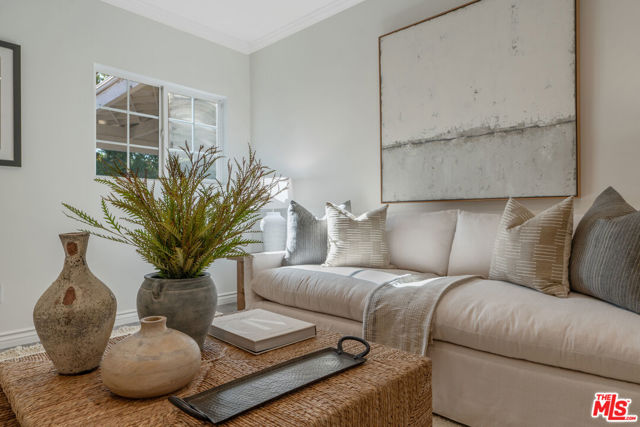 10037 Sunnybrae Avenue, Chatsworth CA: https://media.crmls.org/mediaz/6627d002-45a2-4c0f-87d6-10a11d436f86.jpg