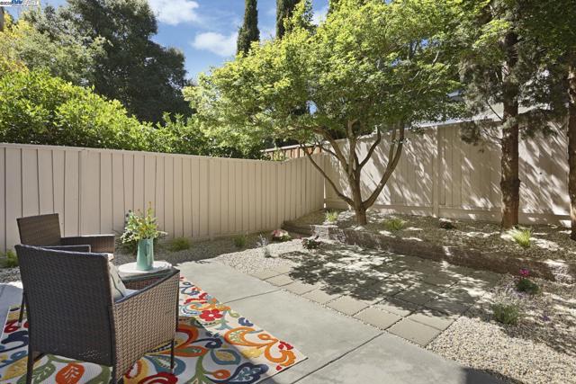7650 Arbor Creek Cir, Dublin CA: https://media.crmls.org/mediaz/6627fc3f-d204-4de2-a429-f23abe1544dc.jpg