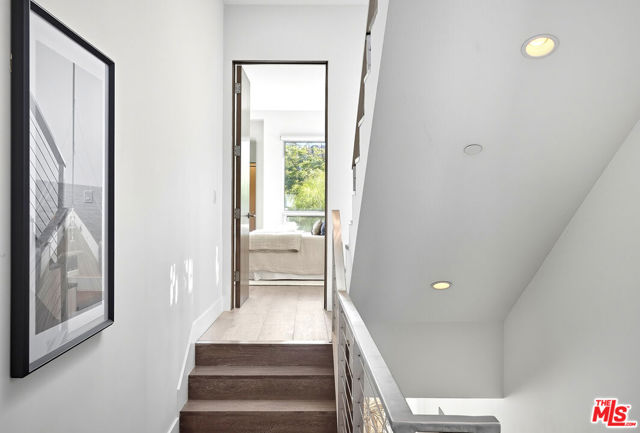 653 Oxford Ave, Venice CA: https://media.crmls.org/mediaz/6628cea8-e498-4188-b4ab-8e9047cb08dd.jpg