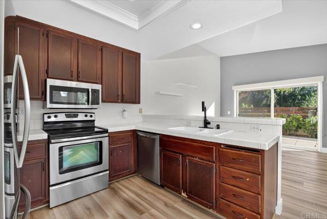 Detail Gallery Image 14 of 42 For 135 Neptune Pl, Escondido,  CA 92026 - 3 Beds | 2 Baths