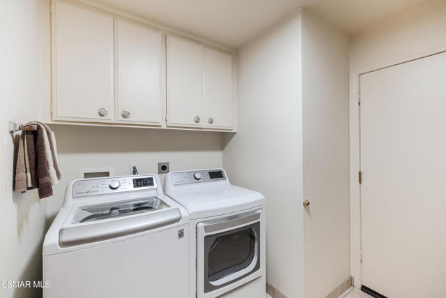 18128 Sandringham Court, Porter Ranch CA: https://media.crmls.org/mediaz/662cc9d4-1acb-4225-924c-1c112d49ecf4.jpg