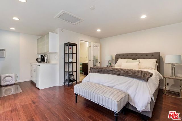 4219 Saugus Avenue, Sherman Oaks CA: https://media.crmls.org/mediaz/662d4950-cf4a-4f20-9672-c00d51cd2a97.jpg