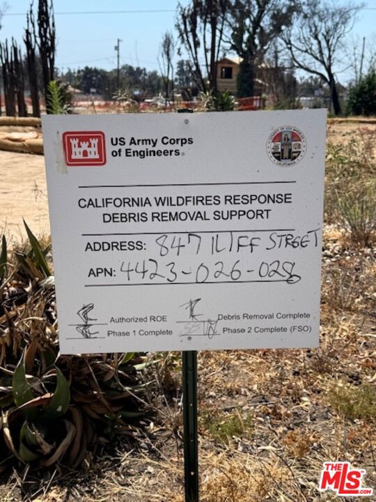 847 Iliff Street, Pacific Palisades CA: https://media.crmls.org/mediaz/662dc48c-83a0-4cfb-98e7-2e1dabd78f0a.jpg