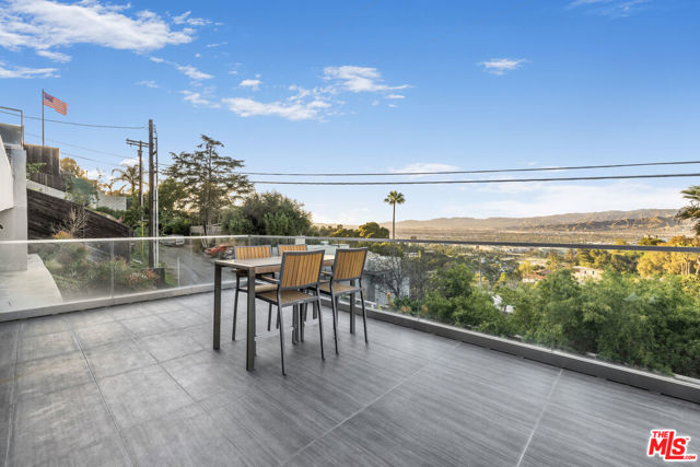 7275 Mulholland Drive, Los Angeles CA: https://media.crmls.org/mediaz/662dea57-b97d-487e-824b-27da993aa216.jpg