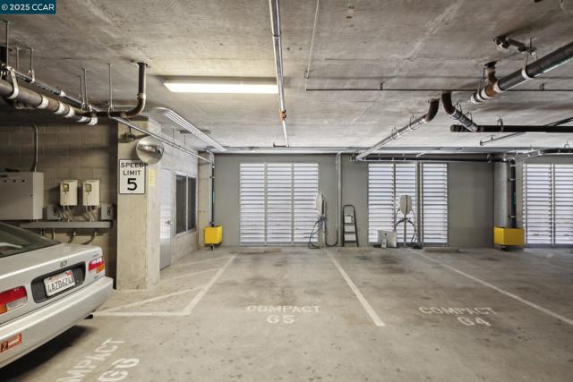 438 W Grand Ave, Oakland CA: https://media.crmls.org/mediaz/662e0877-4864-4b9c-b376-9249090fbe34.jpg