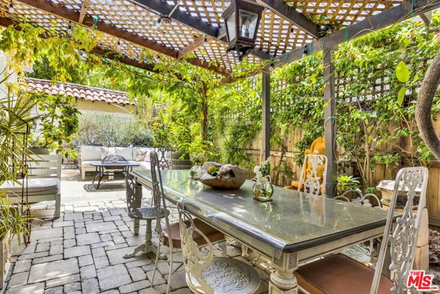 634 N Highland Avenue, Los Angeles CA: https://media.crmls.org/mediaz/662e7012-8014-49f7-84a5-471c5bc7189b.jpg