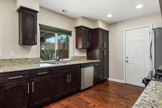 1561 Oak Hill Dr, Escondido CA: https://media.crmls.org/mediaz/662ee48b-fe22-450a-8f77-0f4af49a4bb6.jpg