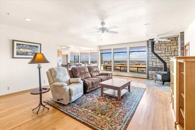 275 Nicholson Drive, Hollister CA: https://media.crmls.org/mediaz/6631c1db-81da-4e31-ae8e-ced7eff9c27d.jpg