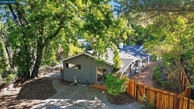 1016 Stone Valley Rd, Alamo CA: https://media.crmls.org/mediaz/66323680-d343-4603-8332-c0f1ce218fa3.jpg