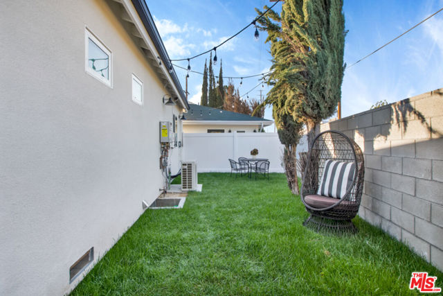 1837 N Brighton Street, Burbank CA: https://media.crmls.org/mediaz/663347ee-a14a-41df-b33c-377cc6af261b.jpg