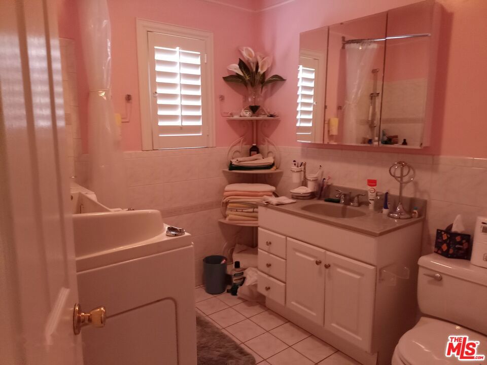 https://media.crmls.org/mediaz/66334bad-0384-4134-973b-b4bd42529b5e.jpg?preset=X-Large