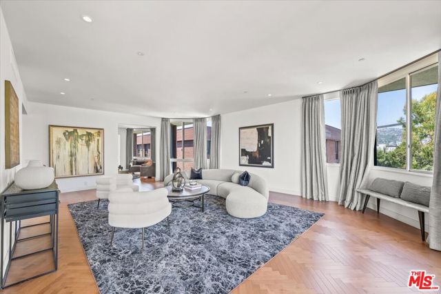 300 N Swall Drive, Beverly Hills CA: https://media.crmls.org/mediaz/663490e2-912f-4e20-87e3-28c2f32ad31e.jpg