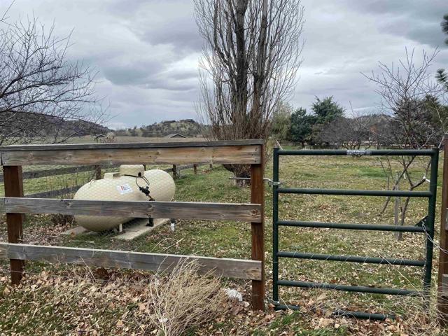 Detail Gallery Image 5 of 34 For 18461 Santa Anita St, Tehachapi,  CA 93561 - 3 Beds | 2 Baths