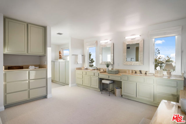 23255 W Paloma Blanca Drive, Malibu CA: https://media.crmls.org/mediaz/66356c91-9431-4cab-8fe0-8d322b335b17.jpg