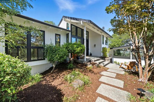 4161 Coralee Ln, Lafayette CA: https://media.crmls.org/mediaz/66359c13-fe38-4d61-9587-097e8fbabd09.jpg