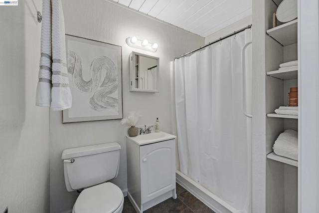 5354 Greenridge Rd, Castro Valley CA: https://media.crmls.org/mediaz/6636c943-7441-4fc2-ad08-e65acbbcc5dc.jpg