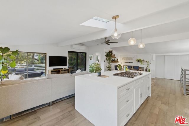 21936 Canon Drive, Topanga CA: https://media.crmls.org/mediaz/66379fe6-5530-4e0d-92dd-231f2f69d039.jpg