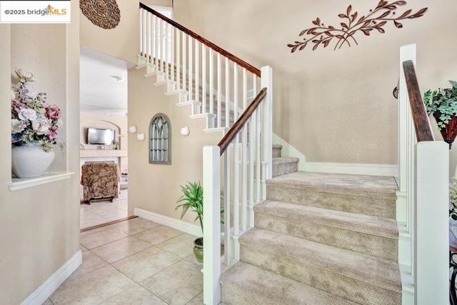 1281 Sea Vista Dr, Brentwood CA: https://media.crmls.org/mediaz/663828e9-d87f-4b17-aca1-193c44867466.jpg