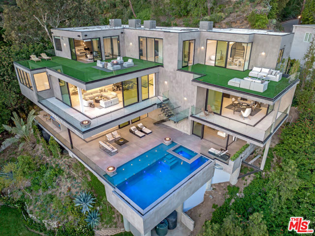 9406 Lloydcrest Drive, Beverly Hills CA: https://media.crmls.org/mediaz/663c5706-186f-4edb-b28d-54cdaa04d6c9.jpg