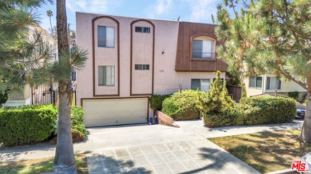 1118 9th Street, Santa Monica CA: https://media.crmls.org/mediaz/663ddb7a-014e-49d6-afd4-57073f0d1591.jpg