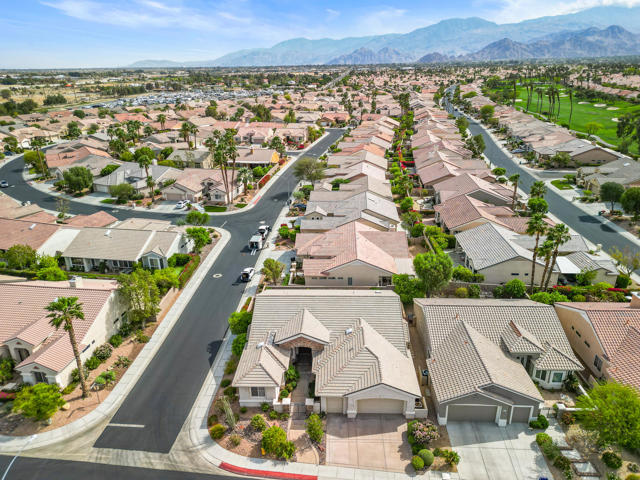 37159 Turnberry Isle Drive, Palm Desert CA: https://media.crmls.org/mediaz/663ddcb2-d82c-4511-abd1-cfea0b9e29f4.jpg