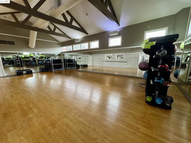 6400 Christie Ave, Emeryville CA: https://media.crmls.org/mediaz/663e1d3c-2c39-427c-b2bd-35ef7c370701.jpg