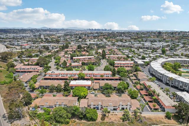 4352 Loma Riviera Court, San Diego CA: https://media.crmls.org/mediaz/663e5a50-ce63-4403-8922-517b25ad395c.jpg