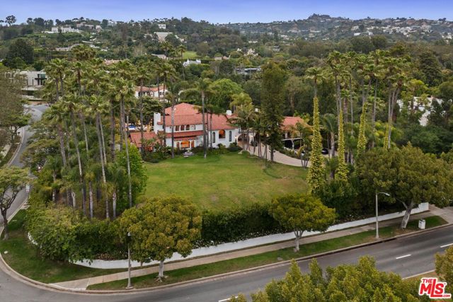 9451 Sunset Boulevard, Beverly Hills CA: https://media.crmls.org/mediaz/663e8bf1-0a62-4853-8c58-889d53622aae.jpg