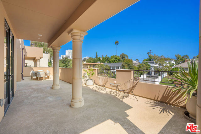 10523 Ashton Avenue, Los Angeles CA: https://media.crmls.org/mediaz/663f3038-2832-4315-9573-5c05663c2d42.jpg