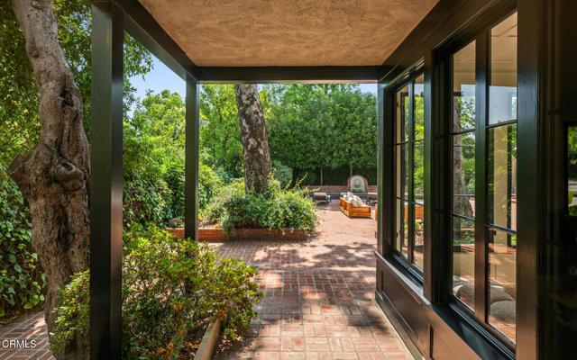 1241 S Oak Knoll Avenue, Pasadena CA: https://media.crmls.org/mediaz/66405362-cd10-4f0a-b23e-4ab8f9203122.jpg